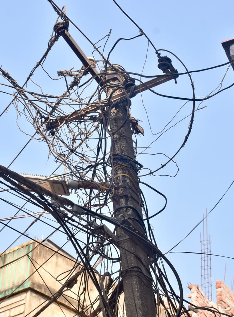 Bokaro News: यदुवंश नगर में टूट कर गिरते हैं जर्जर तार, हादसे की रहती है आशंका