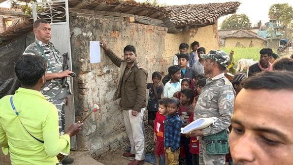 पूर्व मुखिया महेंद्र टुडू हत्याकांड में फरार आरोपी के घर चिपकाया पोस्टर