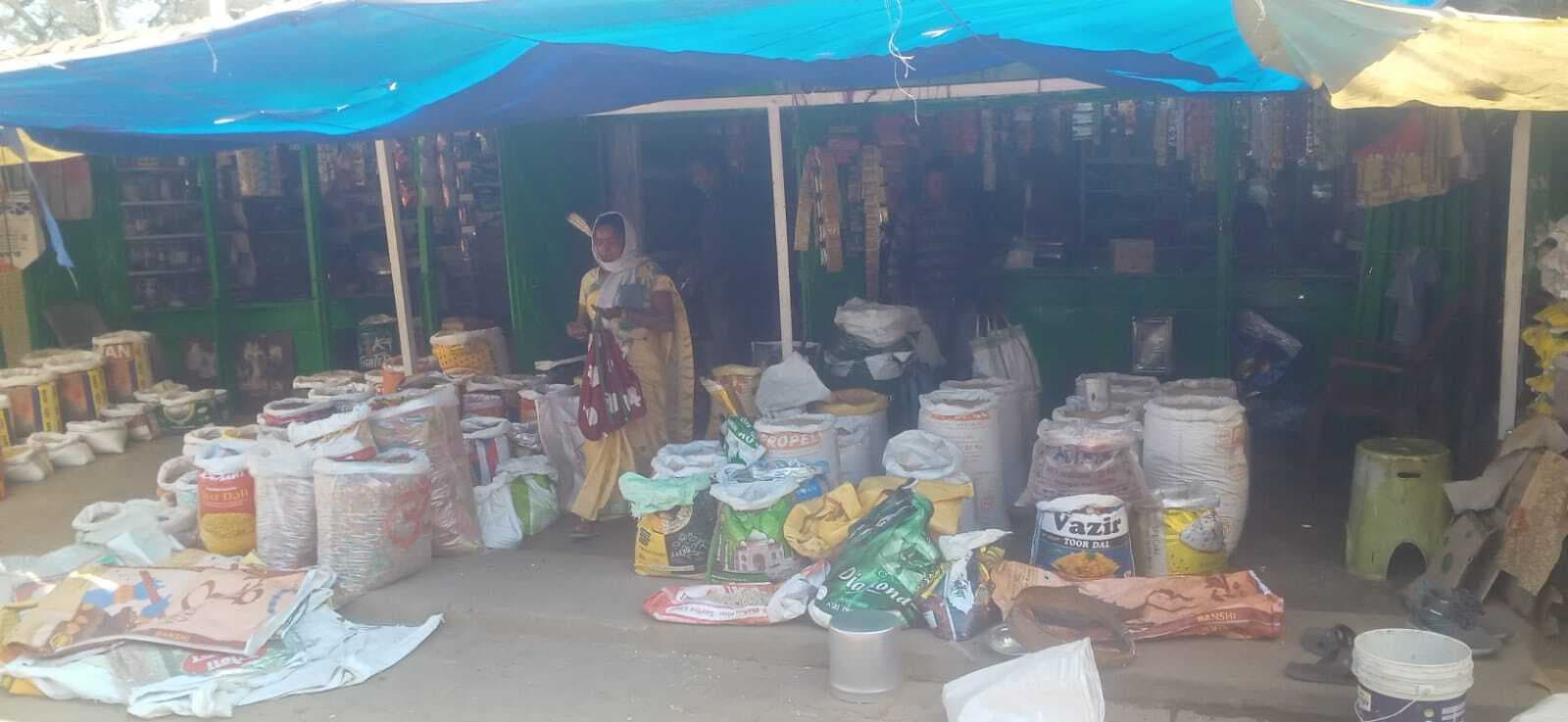 Chaibasa News : मंगलाहाट में तीन दुकानों के ताले तोड़ ~80 हजार के सामान उड़ाये