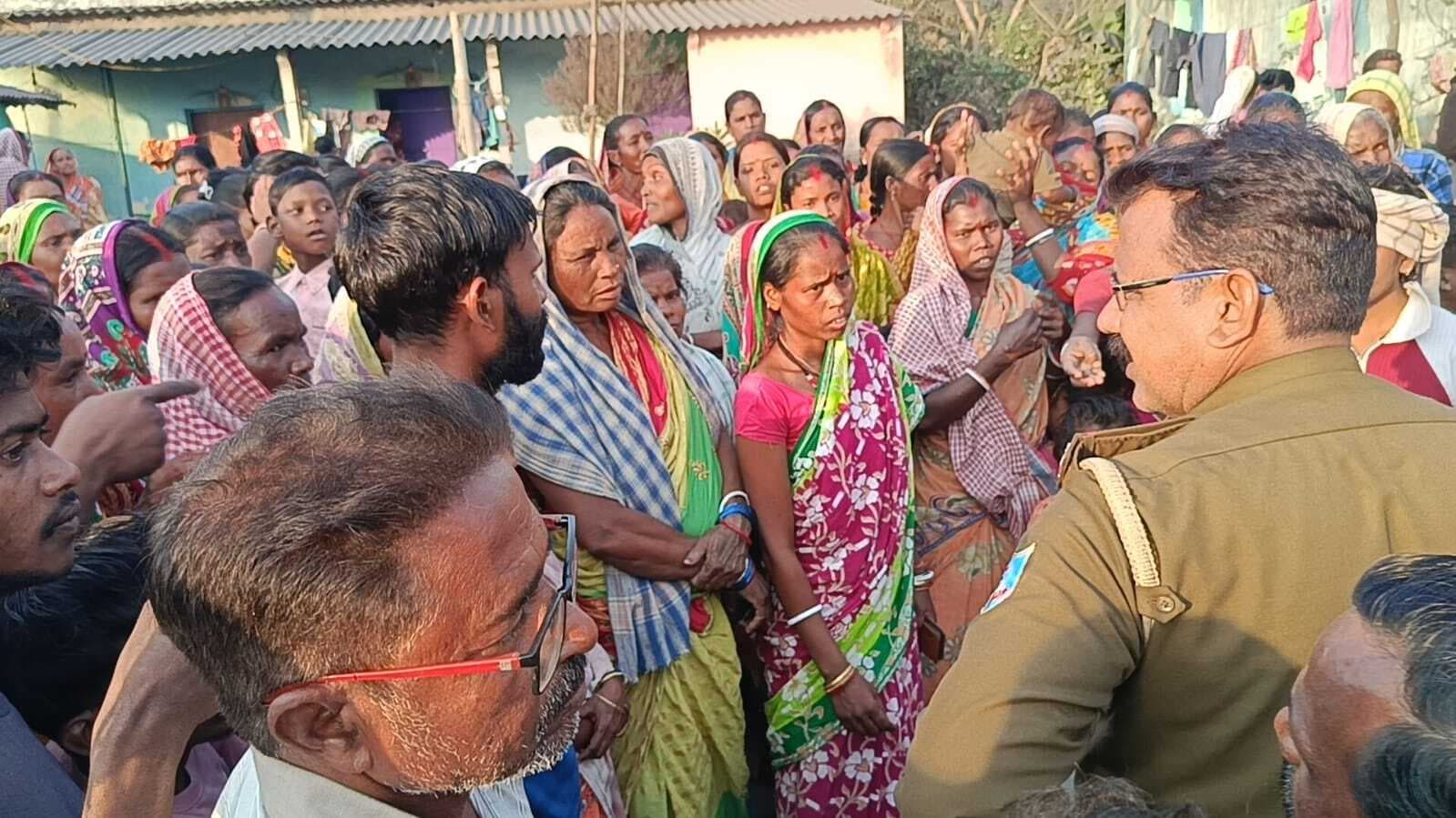 Seraikela Kharsawan News : खदानें बंद होने से मजदूरों पर संकट, शिकायतकर्ता का घर घेरा