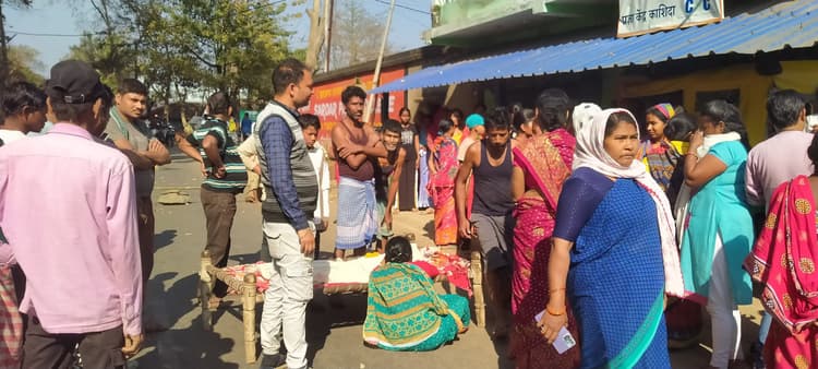 East Singhbhum News : बच्ची का शव रख सड़क पर बैठे ग्रामीण डेढ़ घंटे तक बीडीओ के वाहन को रोका