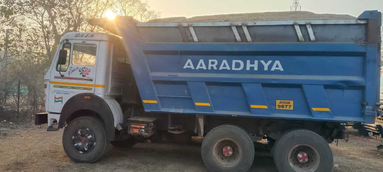 East Singhbhum News : गुड़ाबांदा में अवैध बालू लदा हाइवा जब्त, थाना में केस दर्ज