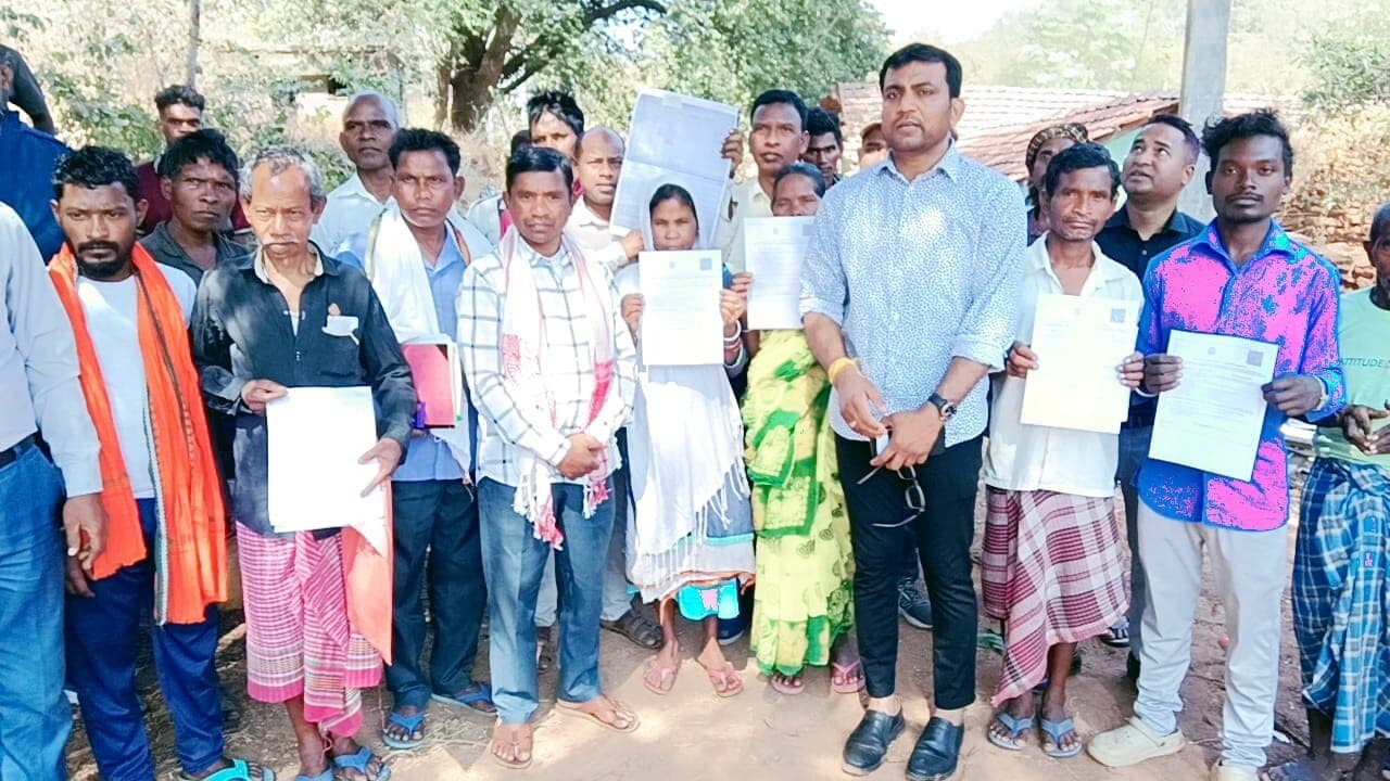 East Singhbhum News : 1932 के खतियान पर ग्रामीणों के जाति प्रमाण पत्र बने