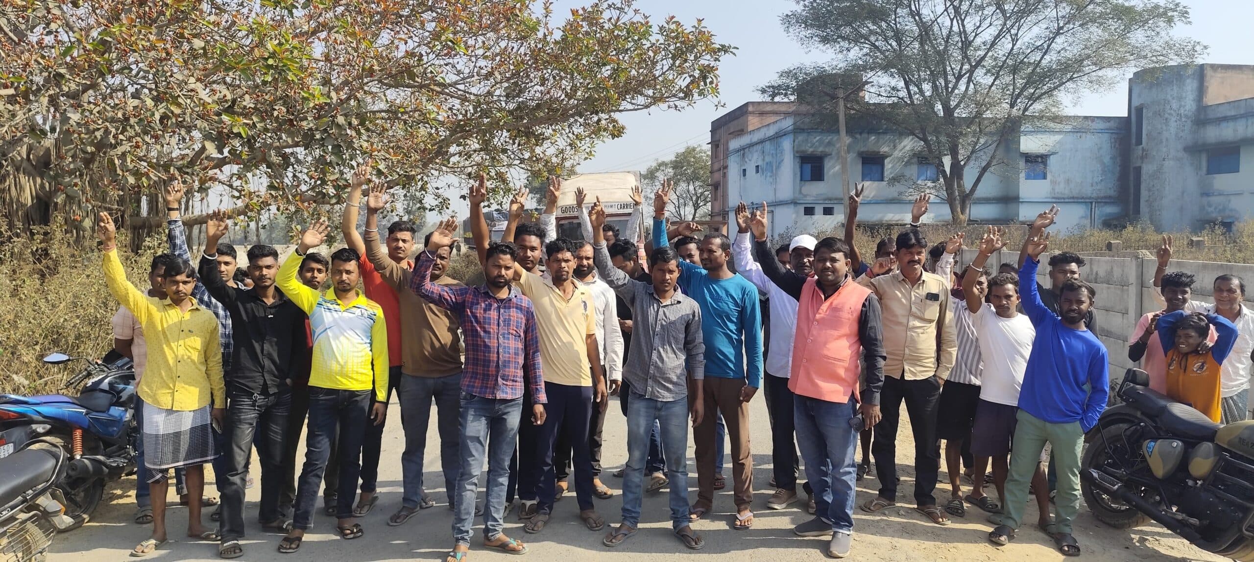 East Singhbhum News : रोजगार को ग्रामीणों ने चार घंटे सड़क जाम रखा 15 दिनों में नौकरी देने के समझौते पर खोला रास्ता