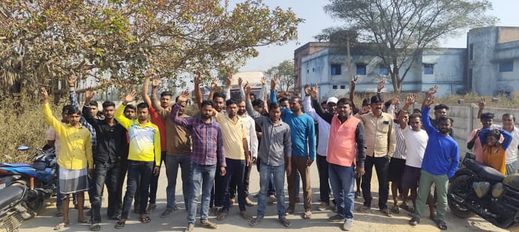 East Singhbhum News : रोजगार को ग्रामीणों ने चार घंटे सड़क जाम रखा 15 दिनों में नौकरी देने के समझौते पर खोला रास्ता