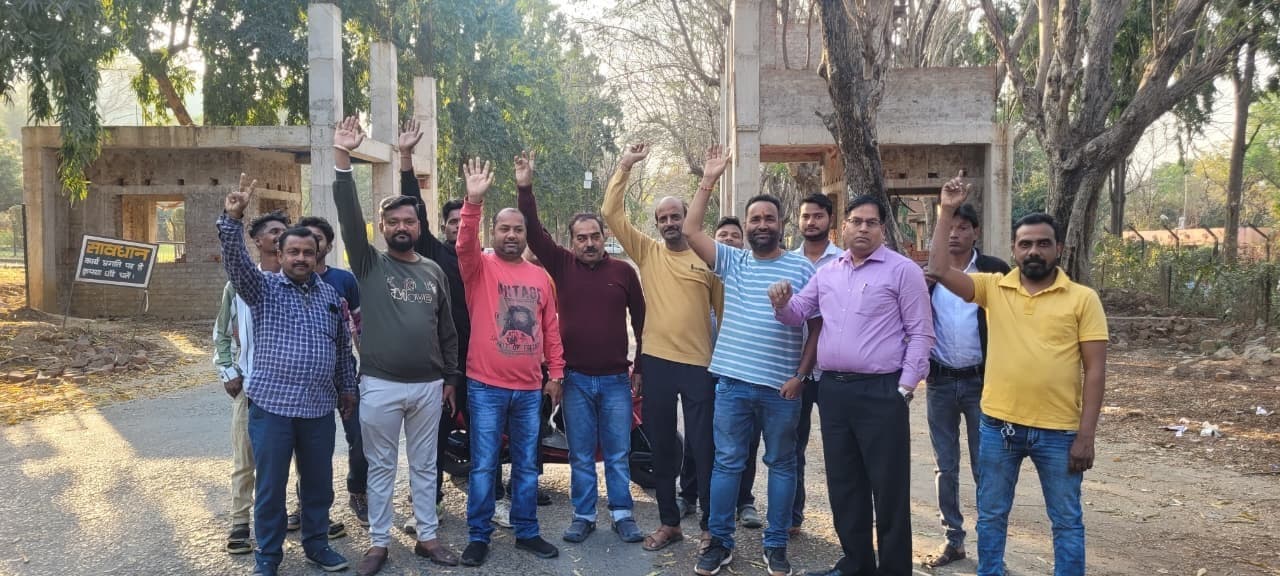 East Singhbhum News : यूसिल प्रबंधन के खिलाफ प्रदर्शन कर क्षेत्र में साफ-सफाई की मांग