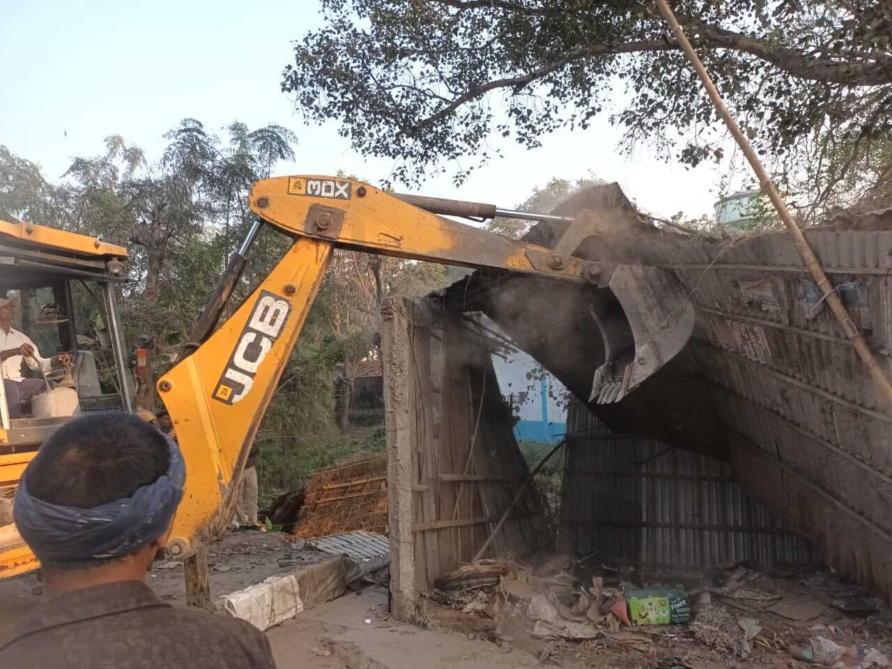 Bhagalpur news रंगरा चौक पर चला प्रशासन का बुलडोजर, सौ दुकानें ध्वस्त