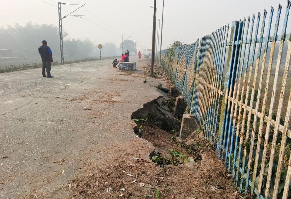 तैयबपुर हॉल्ट स्टेशन पर मूलभूत सुविधाओं का अभाव, यात्री परेशान