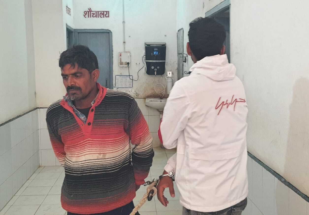 पांच लीटर शराब के साथ दो तस्कर गिरफ्तार