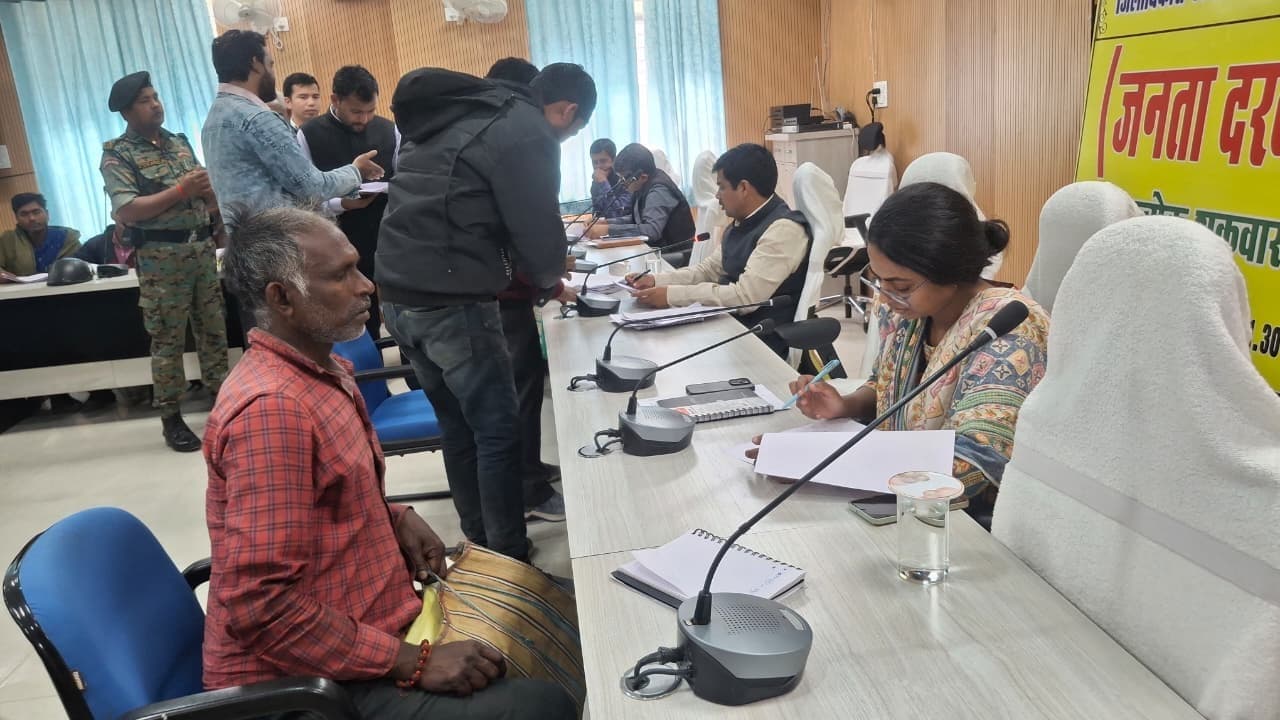जिला जनता दरबार में उमड़ी फरियादियों की भीड़