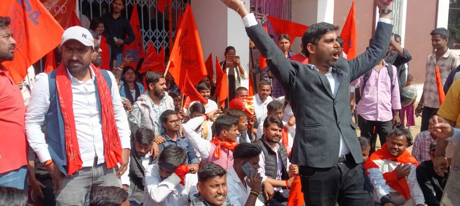 सीनेट बैठक के पूर्व अभाविप व छात्र राजद ने ऑडिटोरियम का गेट बंद कर किया जोरदार प्रदर्शन