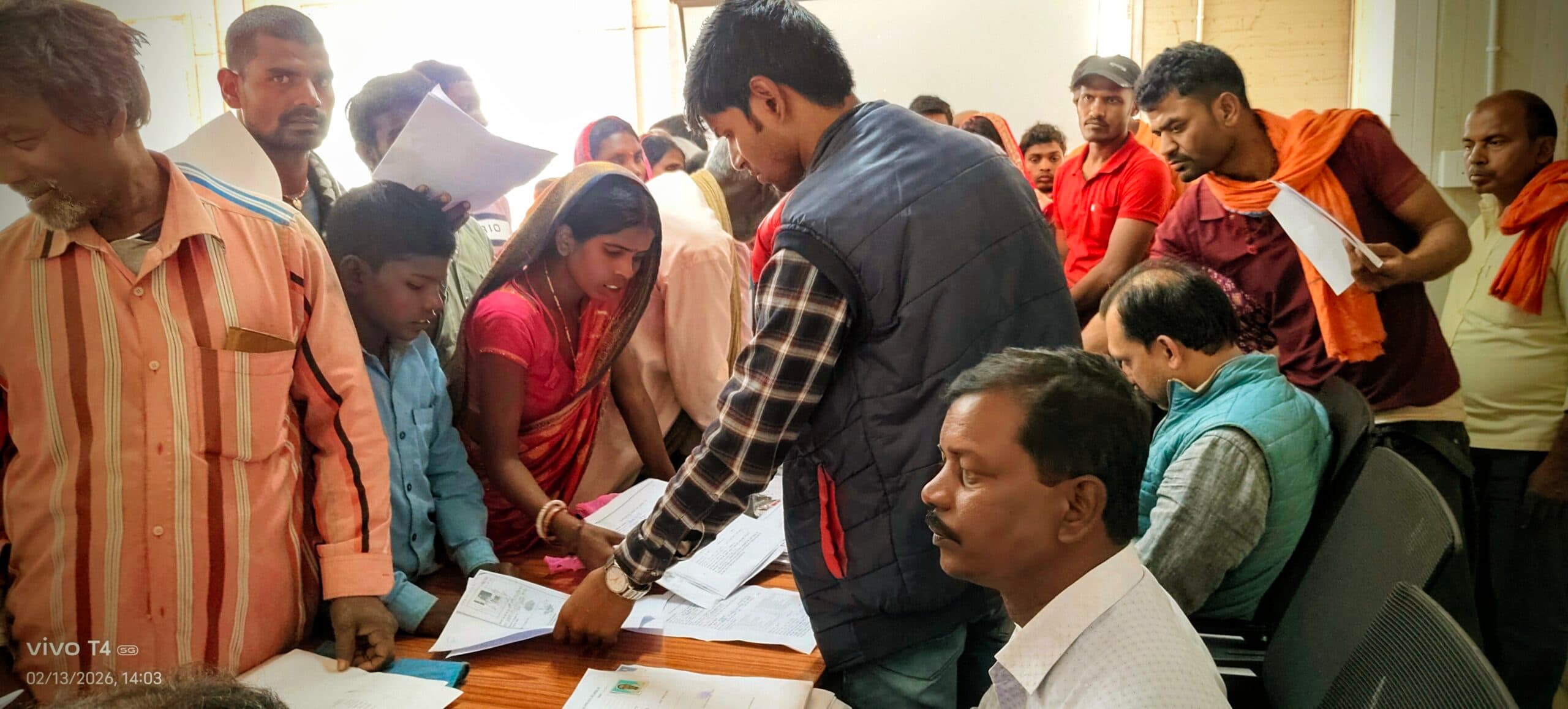 सामुदायिक स्वास्थ्य केंद्र में शिविर में दिव्यांगों का पंजीयन