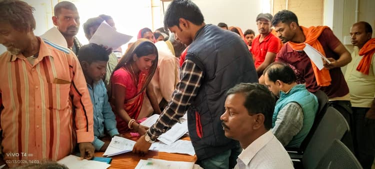 सामुदायिक स्वास्थ्य केंद्र में शिविर में दिव्यांगों का पंजीयन