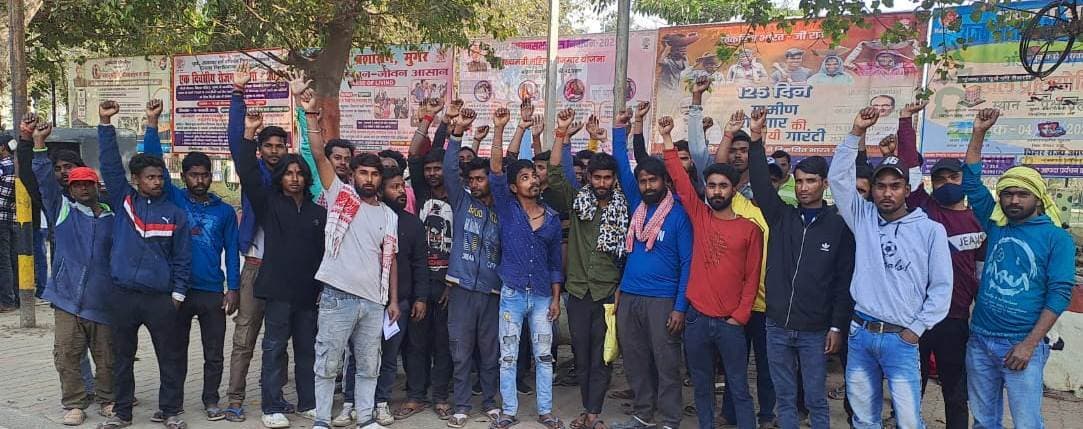 न्यूनतम वेतन निर्धारण की मांग को लेकर नप जमालपुर के सफाई मजदूरों ने घेरा समाहरणालय