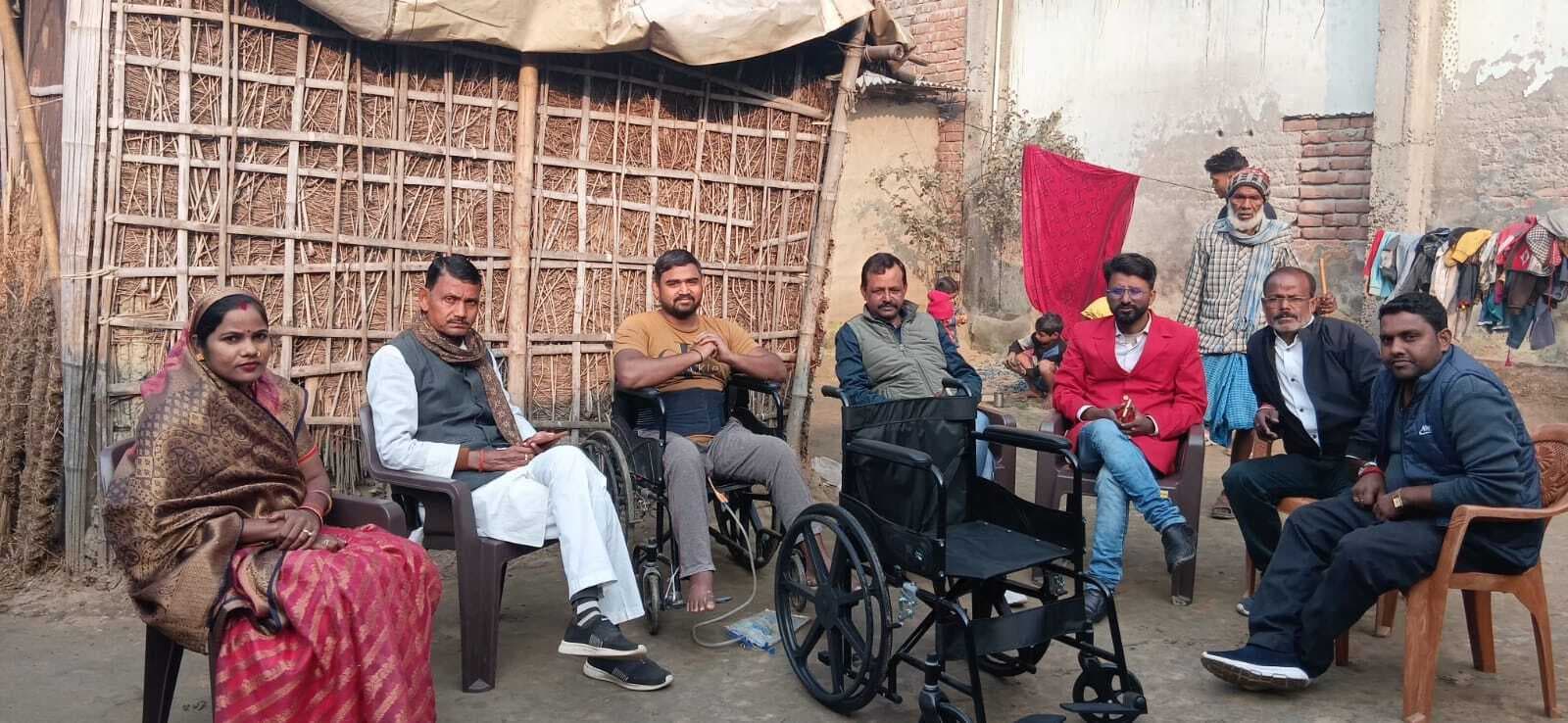 विधायक के सहयोग से मिला व्हील चेयर दिव्यांग को सौंपा