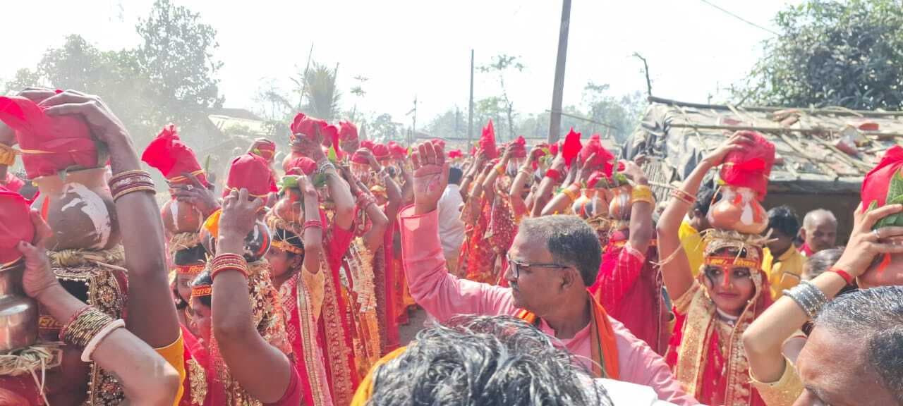 नवनिर्मित शिव मंदिर में प्राण प्रतिष्ठा को लेकर निकाली गयी कलश यात्रा