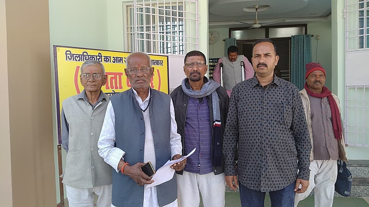 जाम की समस्या से निजात को लेकर व्यवसायियों ने डीएम को सौंपा ज्ञापन