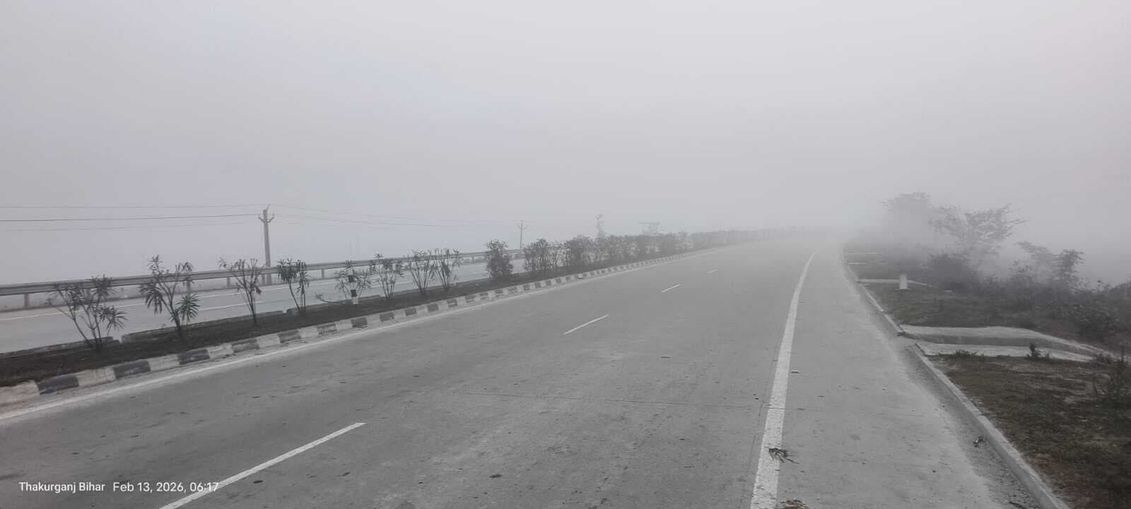 कोहरे का प्रकोप अब भी जारी