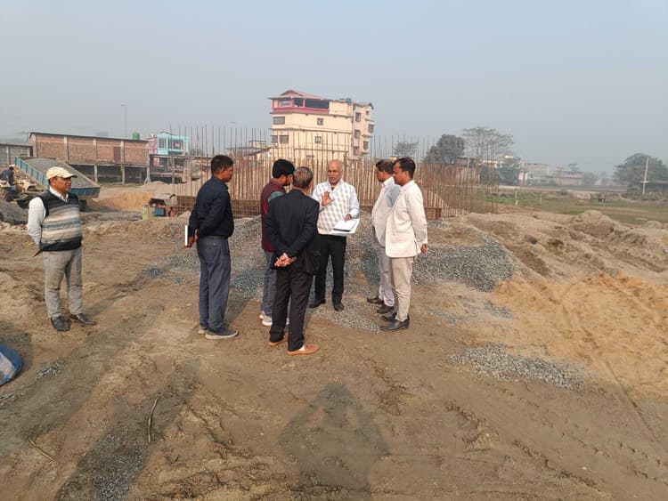 निर्माणाधीन ठाकुरगंज बाईपास का अधीक्षण अभियंता ने किया निरीक्षक, कार्य की गति बढ़ाने का दिया निर्देश