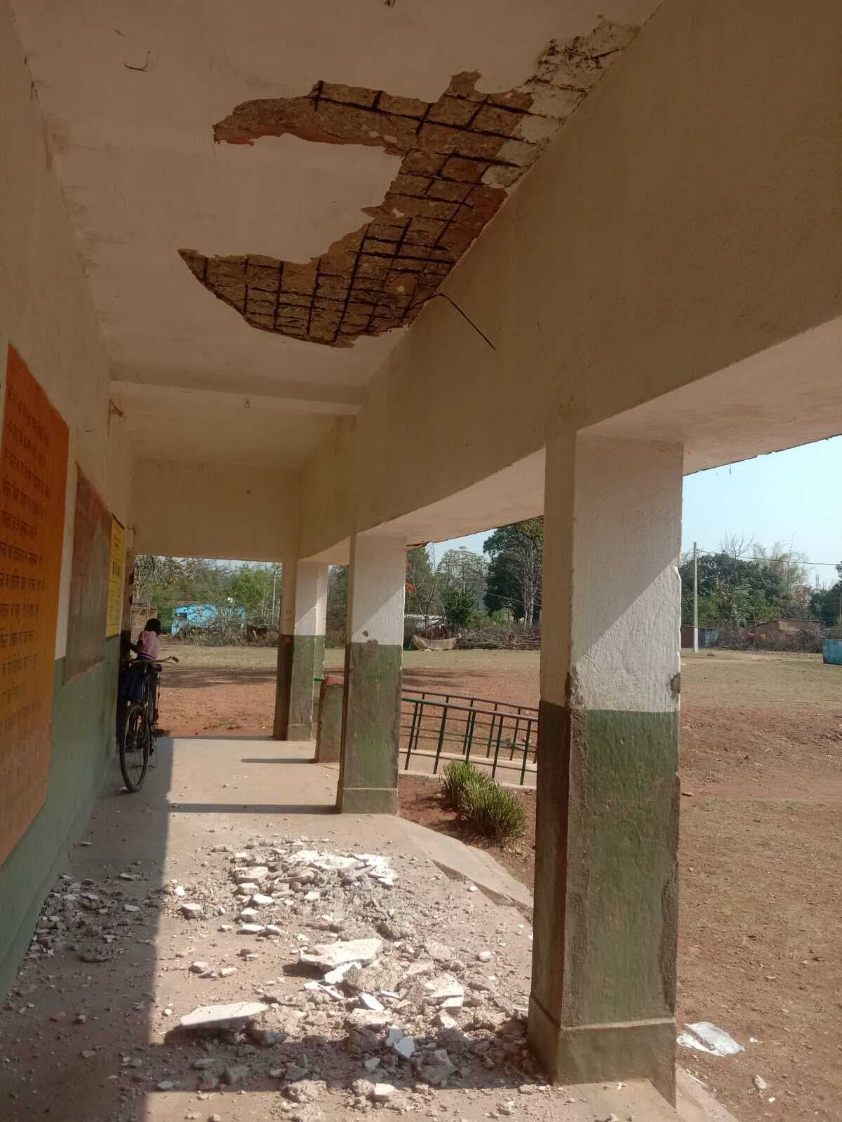 उत्क्रमित प्राथमिक विद्यालय का भवन जर्जर, परेशानी