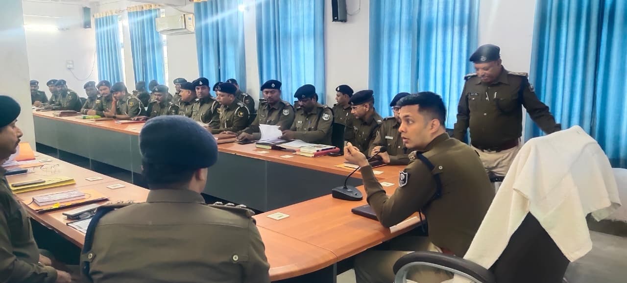 अवैध बालू व शराब के खिलाफ लगातार चलायें अभियान: एसपी