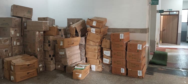 बड़ी मात्रा में मेडिकल सामान खुले व असुरक्षित तरीके से रखा गया