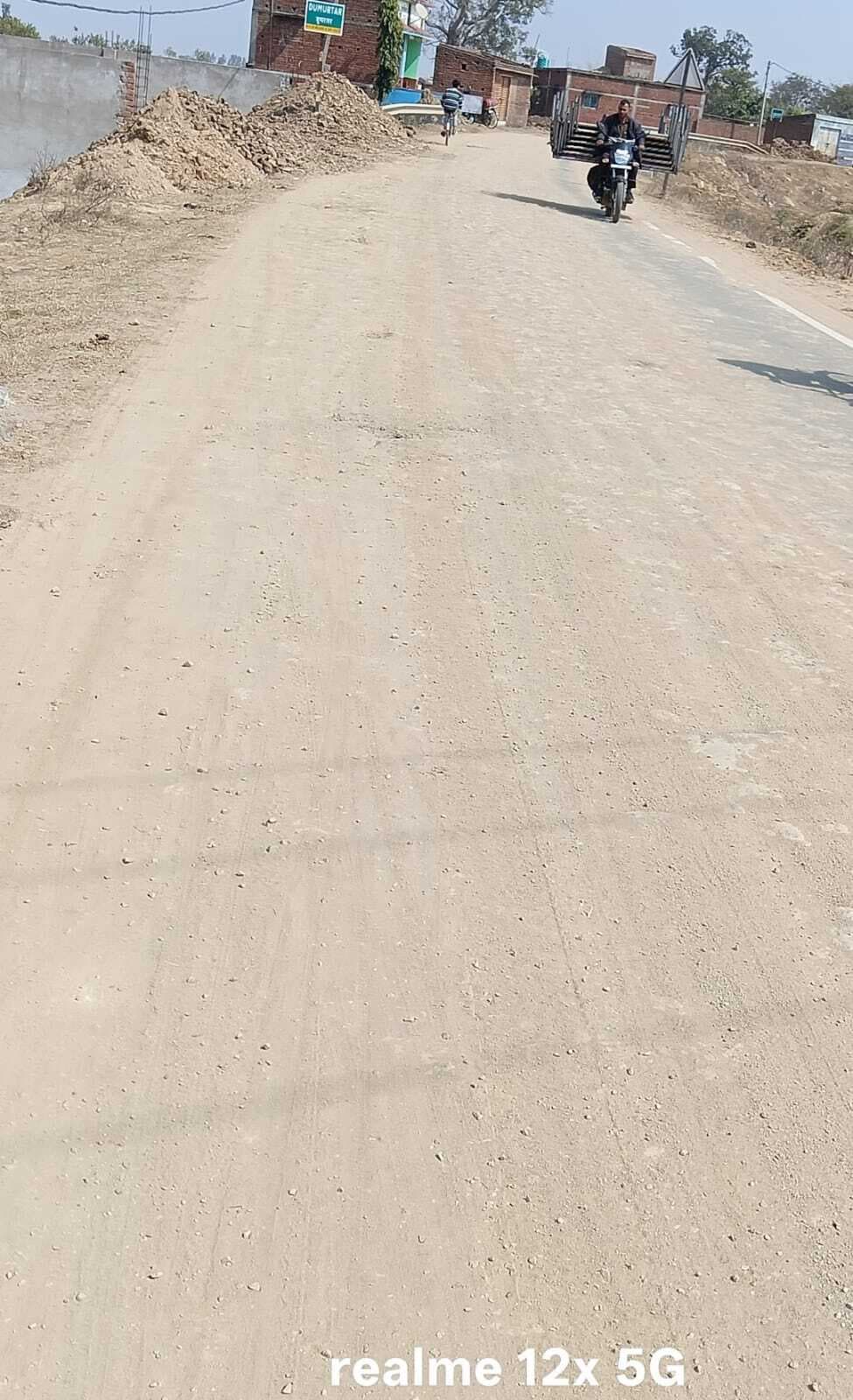 सड़क पर तालाब से निकालकर मिट्टी फेंका, राहगीर परेशान