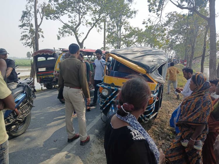 गढ्ढे में पलटी ऑटो, चार यात्री गंभीर रूप से जख्मी