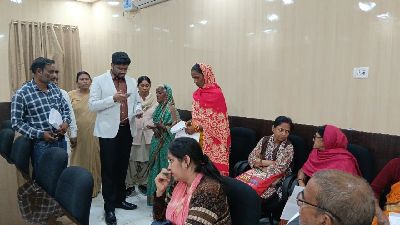 बेटों की शिकायत लेकर पहुंची बुढ़ी मां, डीएम ने एसडीओ को दिया कार्रवाई का निर्देश