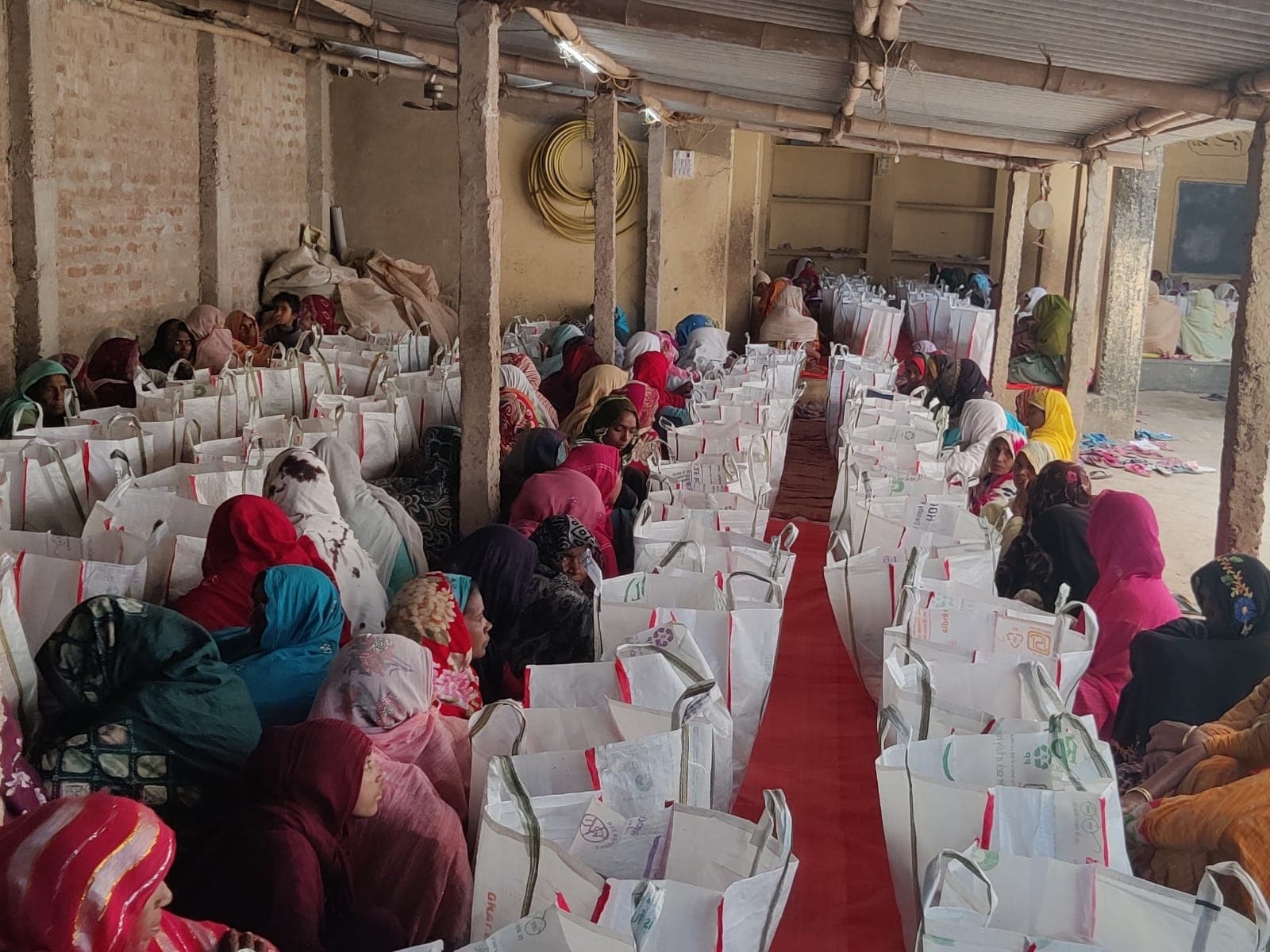 निःसहाय लोगों के बीच रमजान किट का वितरण