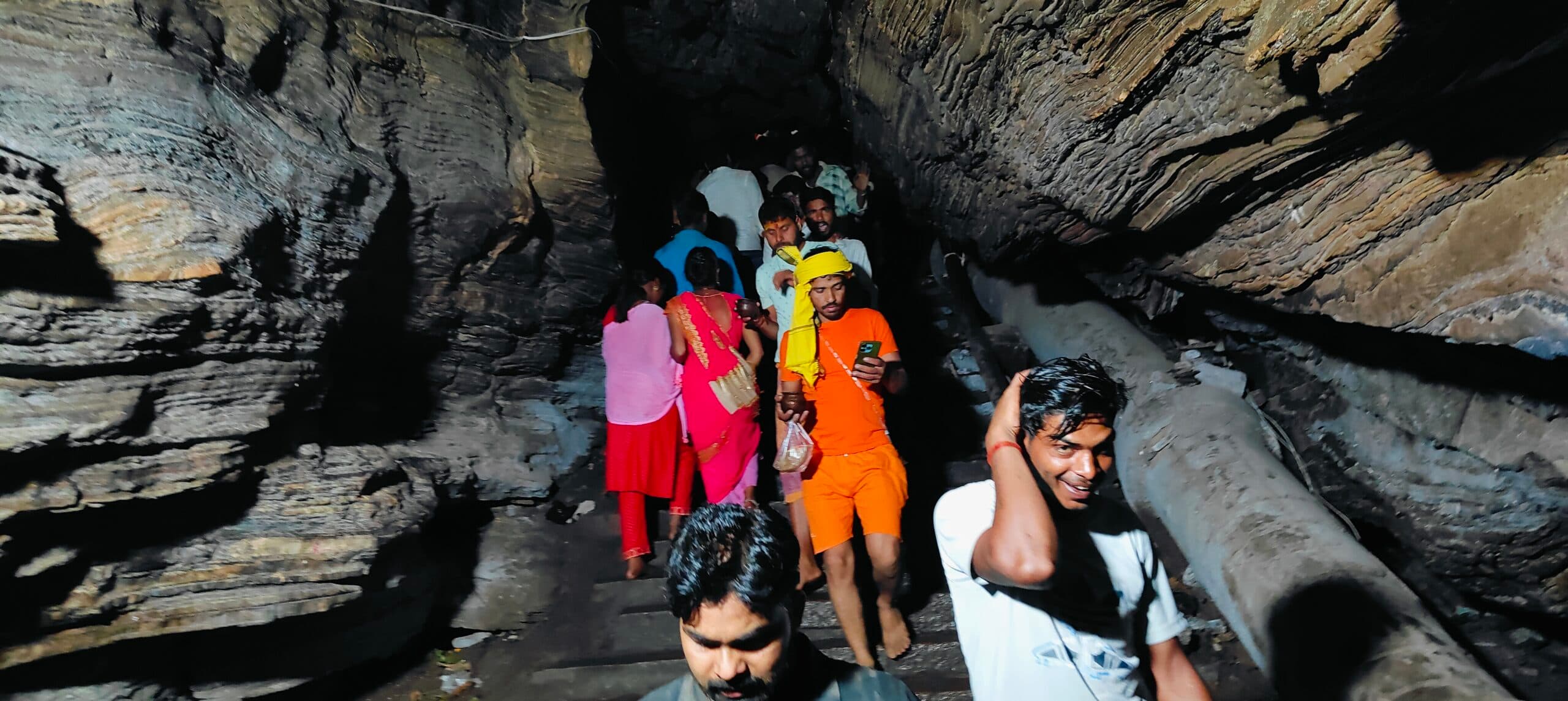 गुप्ताधाम में 20 हजार श्रद्धालुओं ने पवित्र शिवलिंग पर किया जलाभिषेक