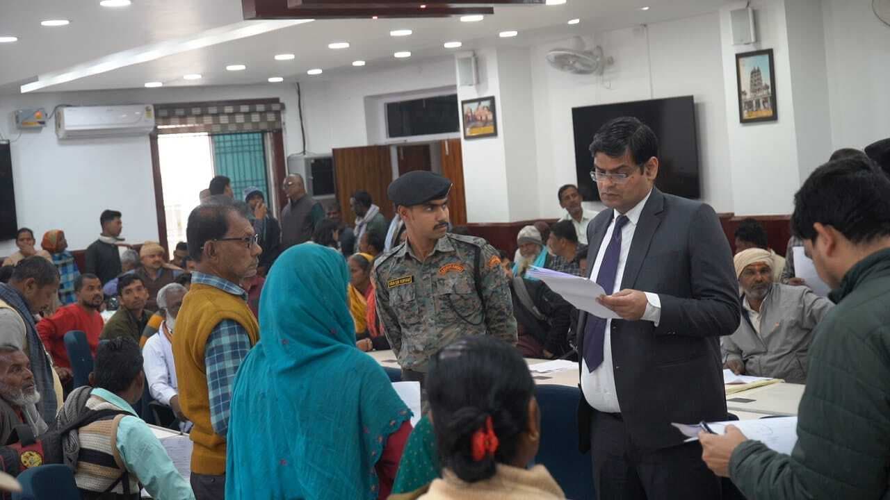जनता दरबार में प्राप्त शिकायतों काे प्राथमिकता के आधार पर करें निष्पादित : डीएम