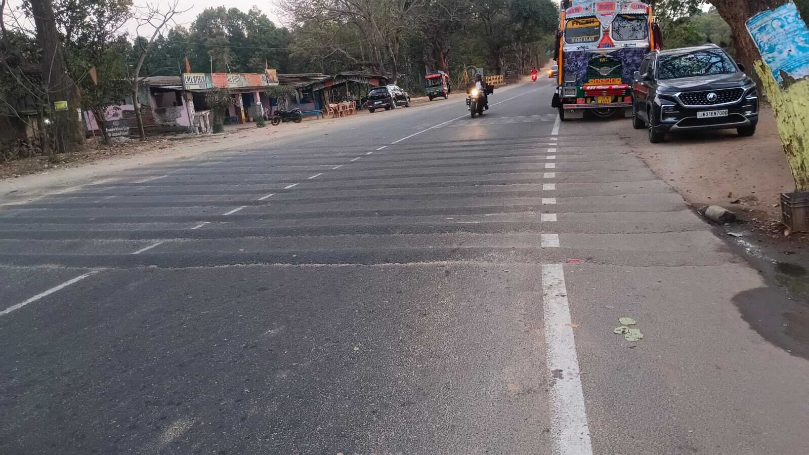 Giridih News :बराकर पुल के दोनों ओर बनाये गये ब्रेकर से दुर्घटना की आशंका