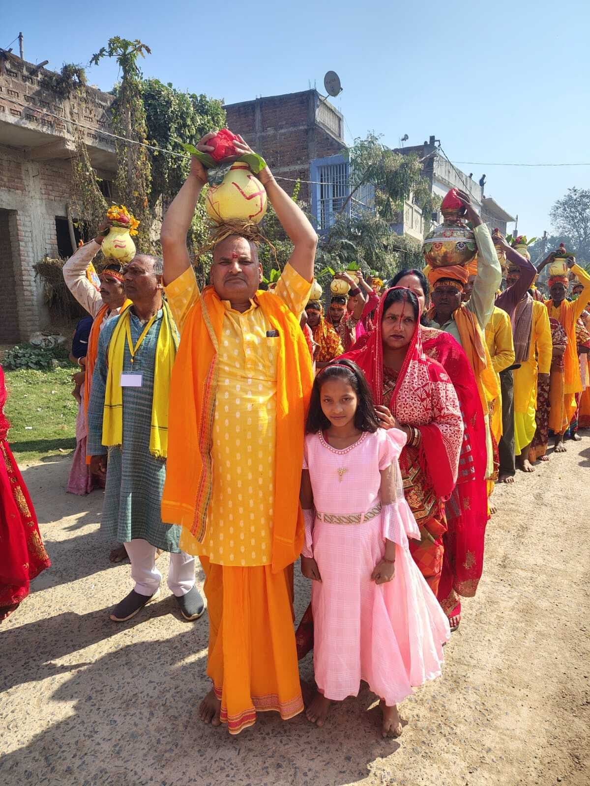 मनोकामना नाथ महादेव शिवलिंग स्थापना को लेकर निकाली गयी कलश यात्रा