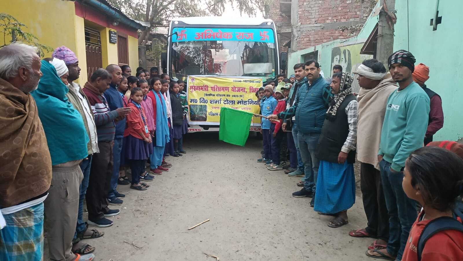 परिभ्रमण के लिए पटना रवाना हुए छात्र-छात्राएं, र्व जिप उपाध्यक्ष ने दिखाई हरी झंडी