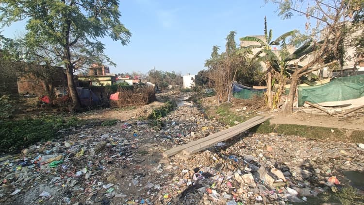 Bokaro News: नियमित नहीं होता कचरा उठाव, जाम रहती है नाली, बदबू से जीना दुश्वार