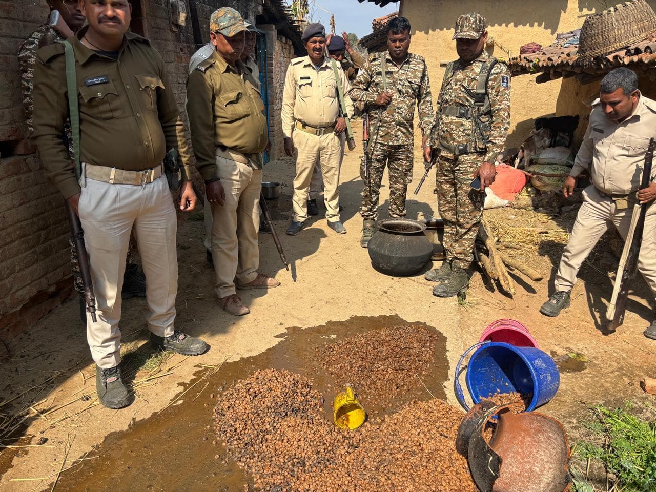 Giridih News :छापेमारी में 1450 किलो जावा महुआ व 210 लीटर शराब नष्ट