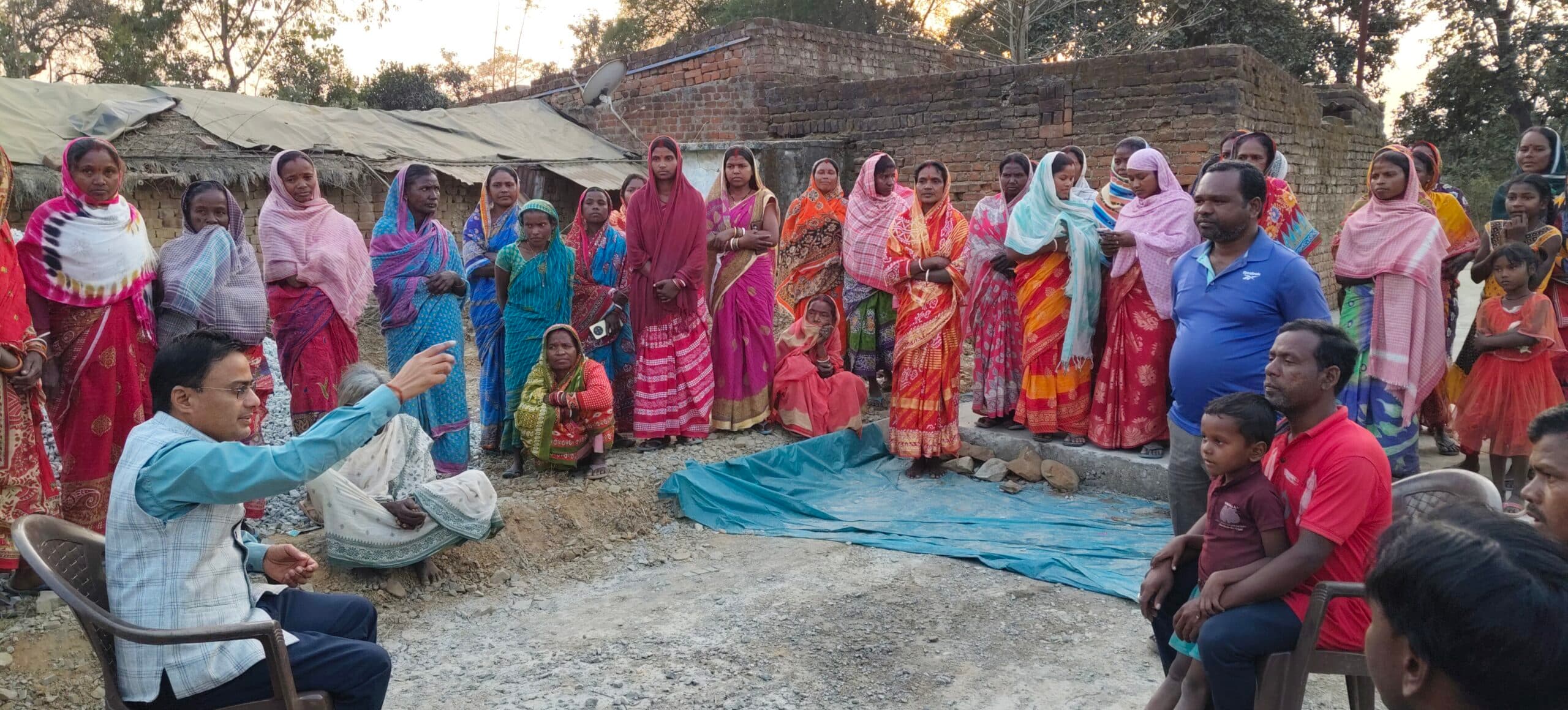 Seraikela Kharsawan News : रैयती जमीन विवाद से अटका सड़क कार्य, सीओ ने लिया संज्ञान