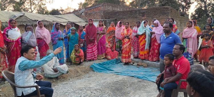 Seraikela Kharsawan News : रैयती जमीन विवाद से अटका सड़क कार्य, सीओ ने लिया संज्ञान