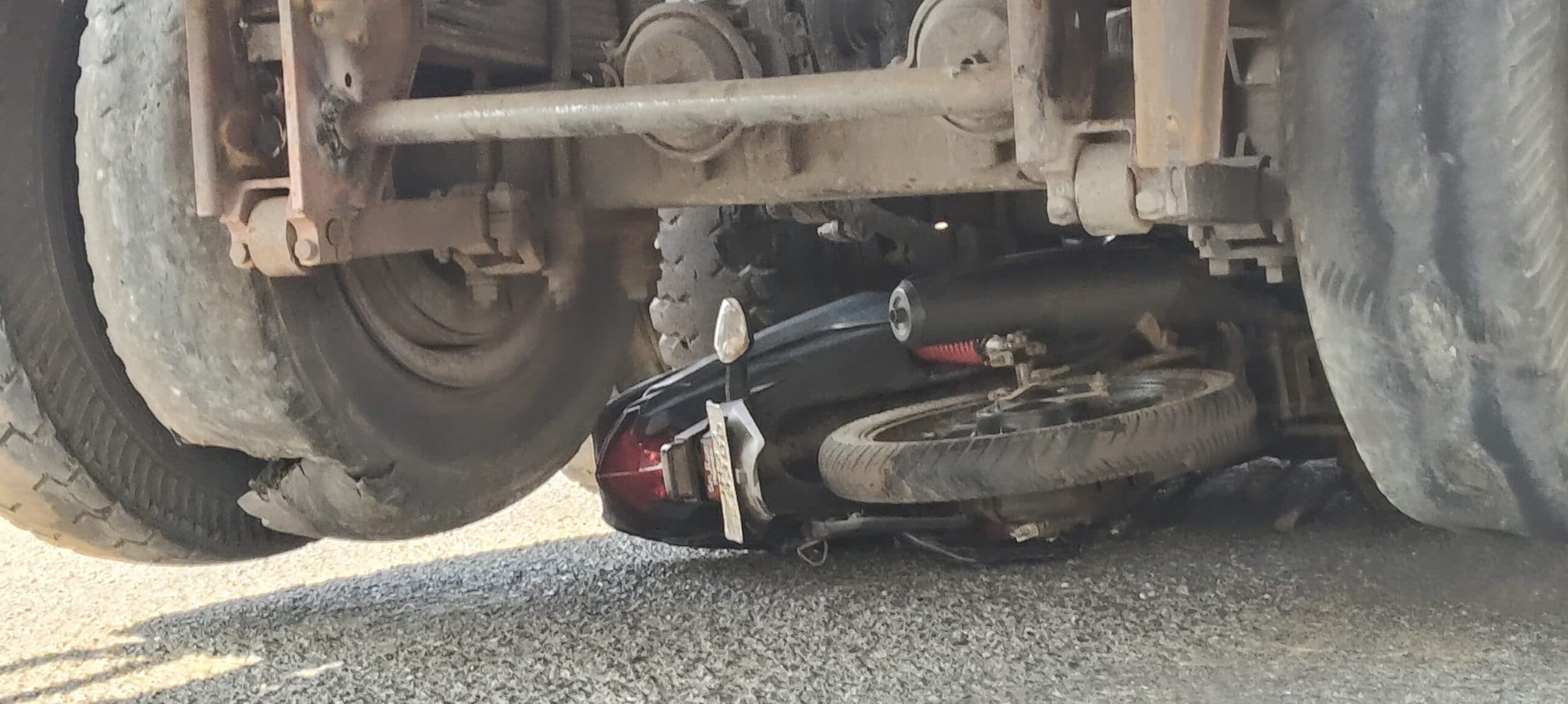 Seraikela Kharsawan News : ट्रेलर की चपेट में आयी बाइक, रेलवे कर्मी समेत दो घायल