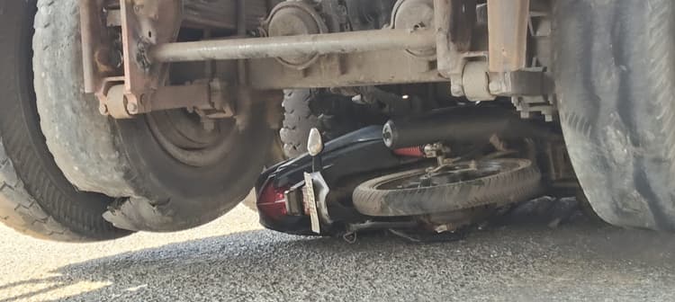 Seraikela Kharsawan News : ट्रेलर की चपेट में आयी बाइक, रेलवे कर्मी समेत दो घायल