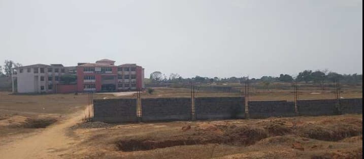 Giridih News :संवेदक ने बनायी आधी अधूरी दीवारी, खाली जमीन पर कब्जे की आशंका