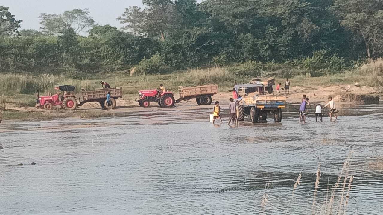 Chaibasa News : अवैध बालू खनन पर सियासी संग्राम तेज केंद्र ने राज्य को सौंपा कार्रवाई का जिम्मा