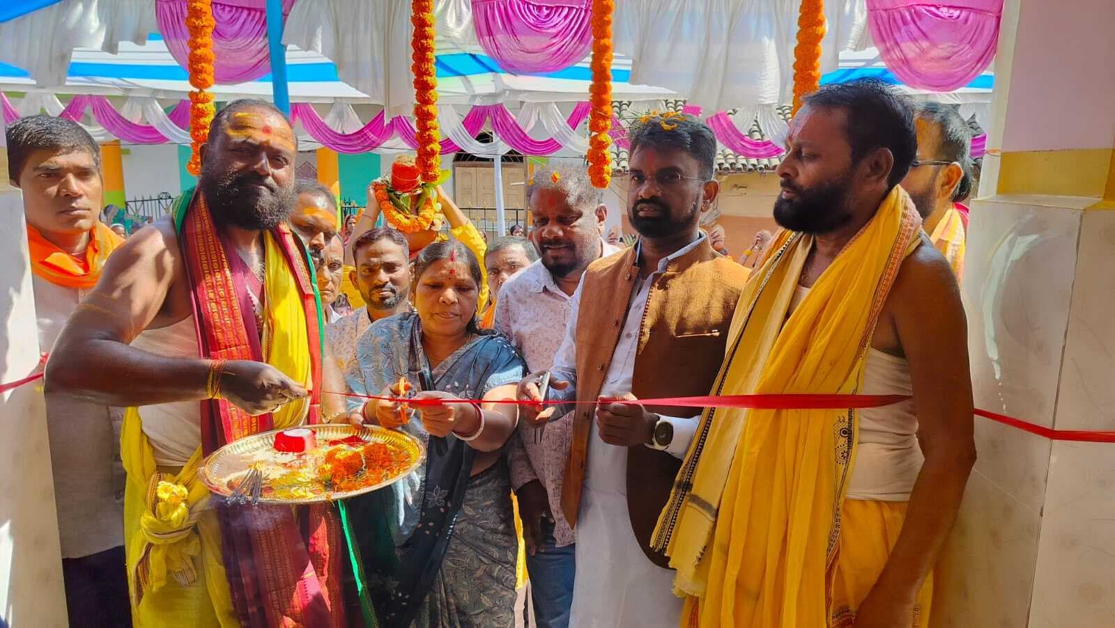 East Singhbhum News : मटियाल में हरि मंदिर की प्राण प्रतिष्ठा ””राधे-राधे”” के जयकारे से गूंजा इलाका