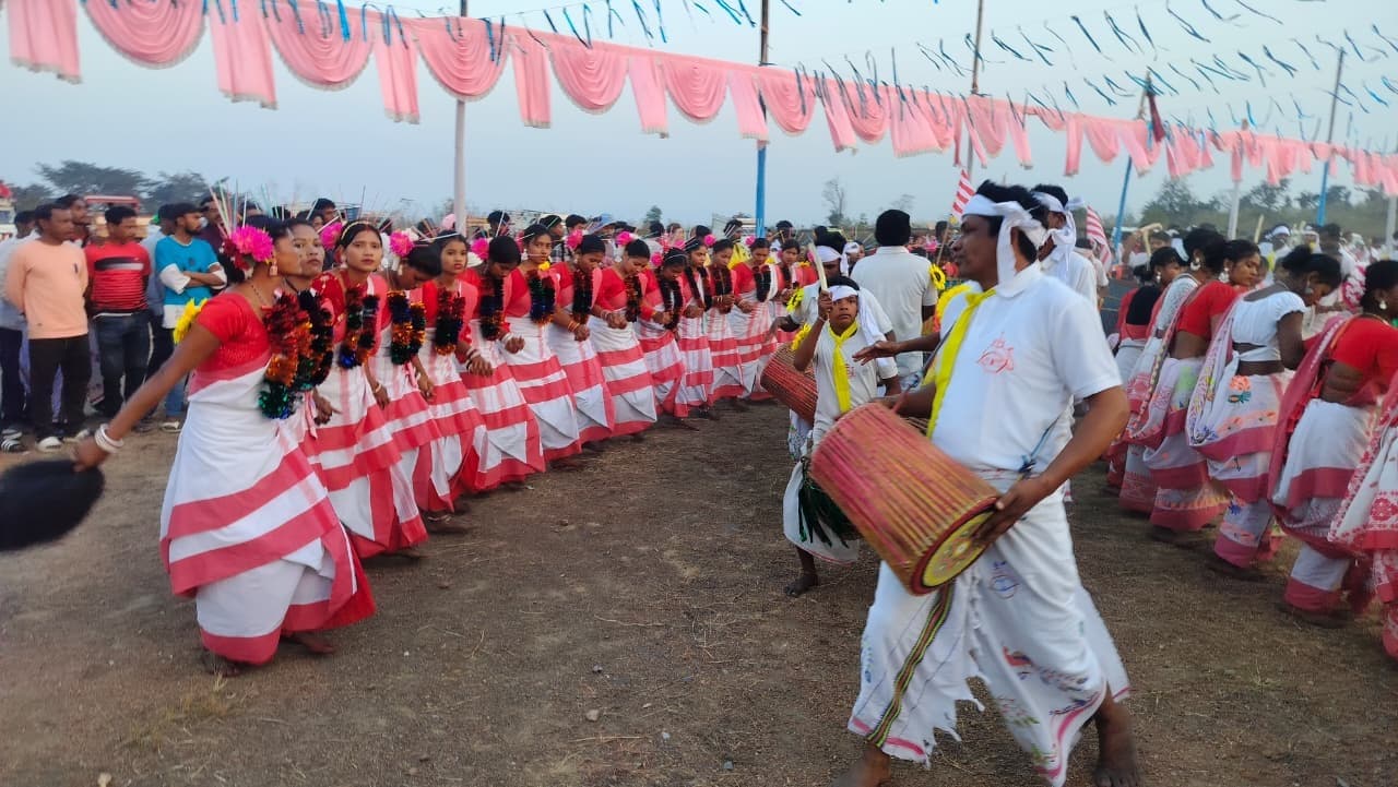 East Singhbhum News : 30 टीमों ने सामूहिक नृत्य से बांधा समां