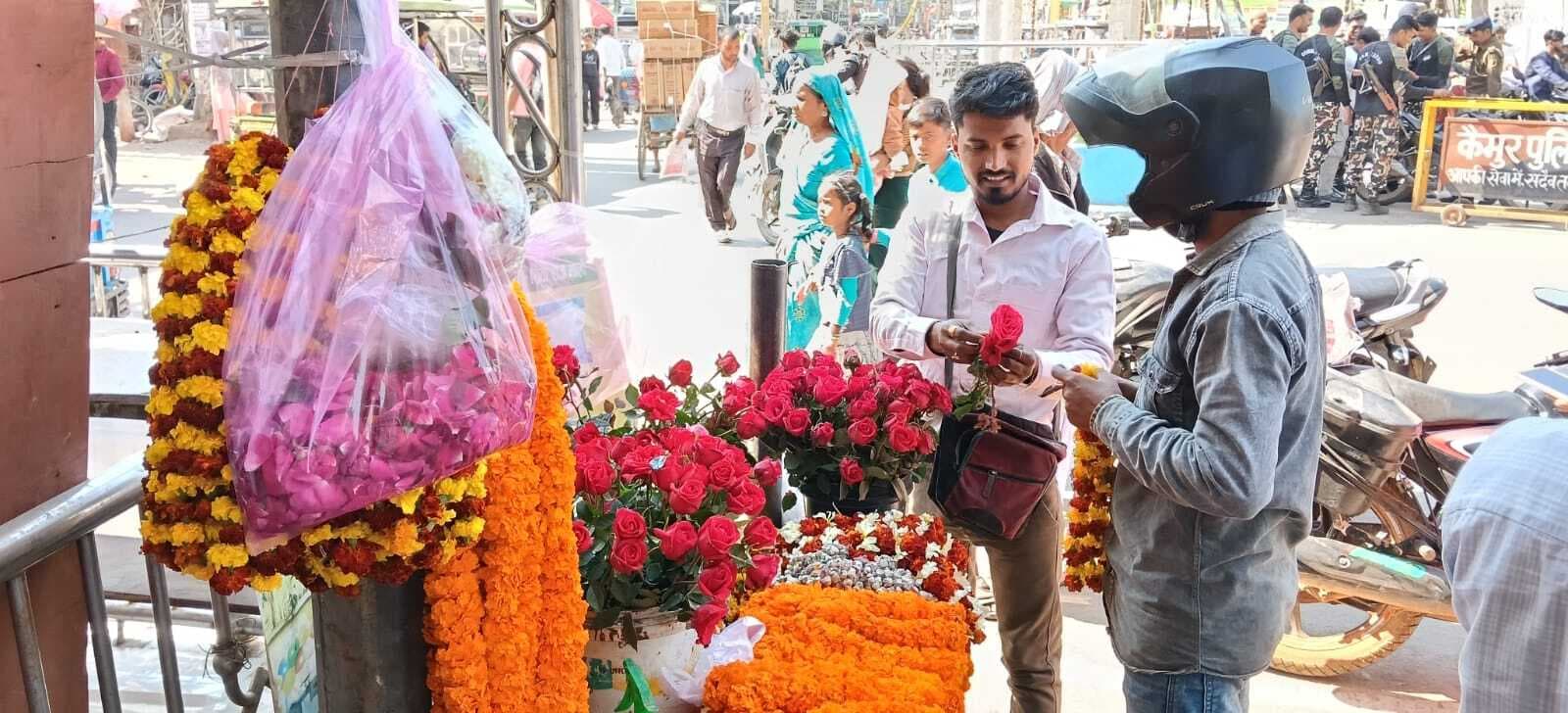 गिफ्ट और गुलाब के फूल के साथ हुआ प्यार का इजहार