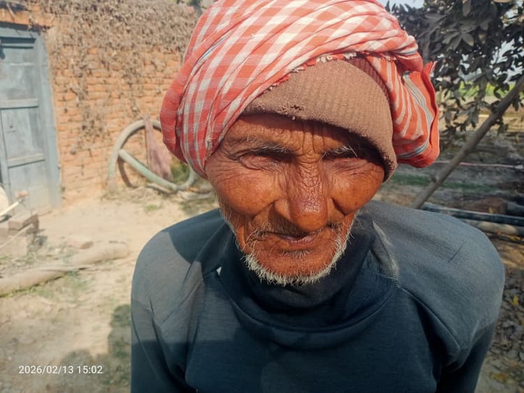 दुर्गावती में फैक्ट्रियों व अधूरी सड़कों की धूल ने छीना ग्रामीणों का चैन