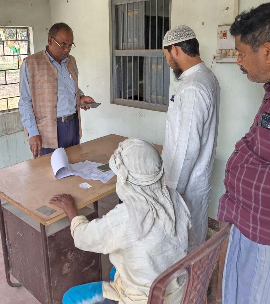 फॉर्मर आईडी निर्माण कार्य का बीडीओ ने लिया जायजा