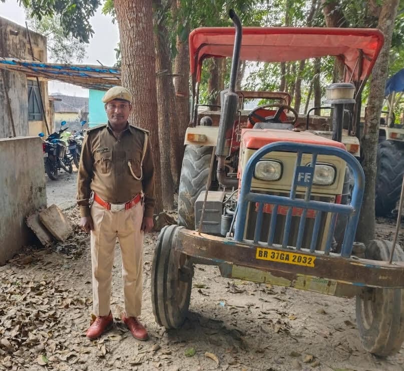 अवैध बालू लदा ट्रैक्टर जब्त, खनन माफियाओं में हड़कंप