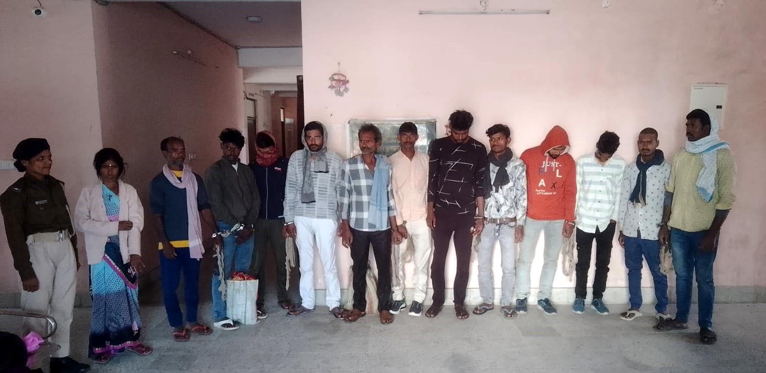 एक महिला तस्कर व 12 पियक्कड़ गिरफ्तार